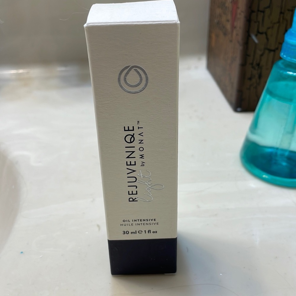 Brand new rejuvenique light by monat
